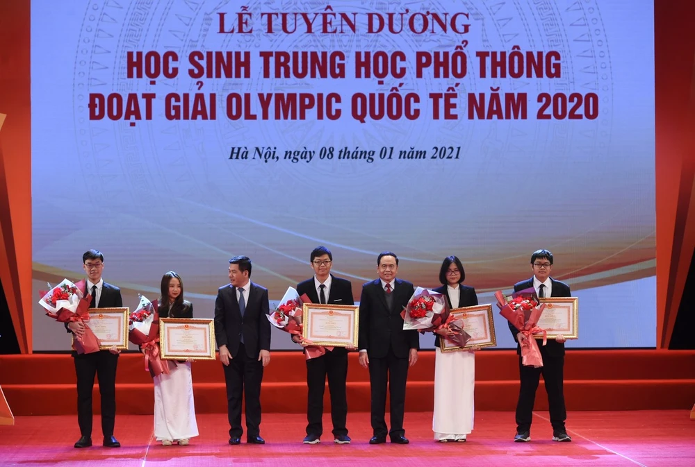 ​Trao thưởng cho học sinh đoạt giải Olympic khu vực và quốc tế năm 2020