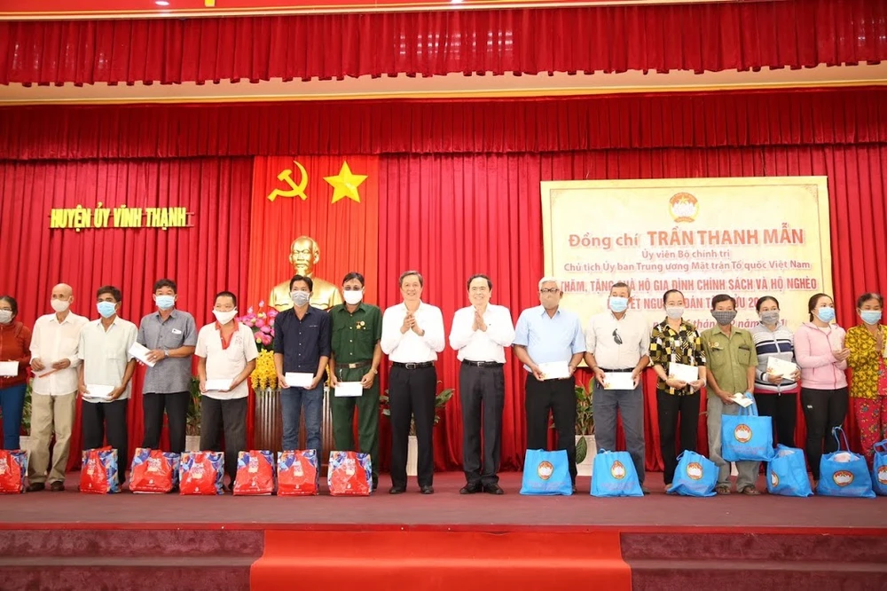 Đồng chí Trần Thanh Mẫn tặng quà tết cho bà con hộ nghèo và gia đình chính sách