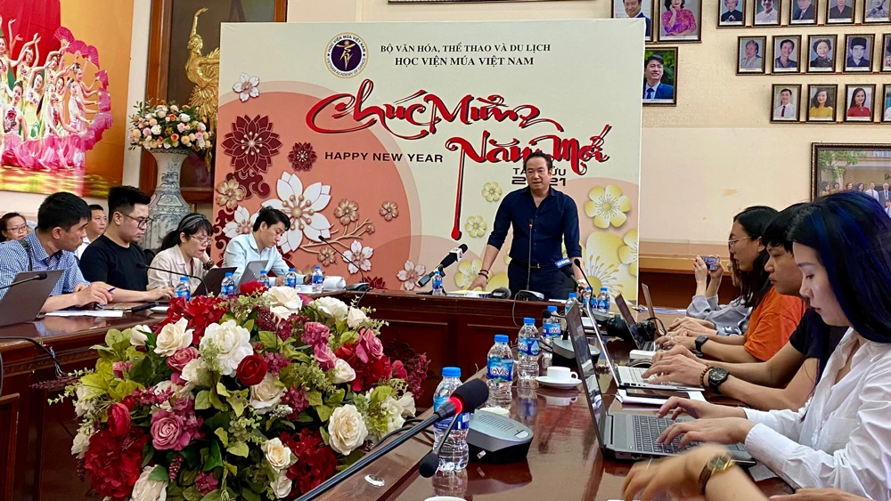 Báo chí chất vấn lãnh đạo Học viện Múa chiều 1-4 tại Hà Nội