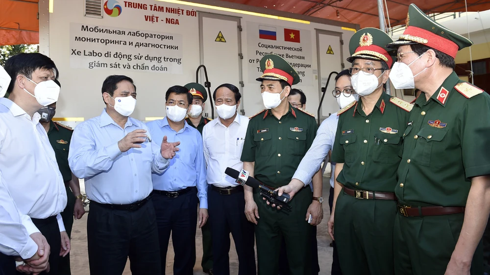 Thủ tướng Chính phủ Phạm Minh Chính thị sát công tác chống dịch tại Bắc Giang. Ảnh: VIẾT CHUNG