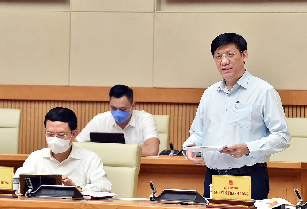 Bộ trưởng Bộ Y tế Nguyễn Thanh Long báo cáo tại cuộc họp. Ảnh: VIẾT CHUNG