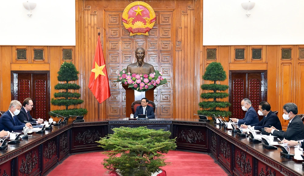 Thủ tướng Phạm Minh Chính tiếp Đại sứ Liên bang Nga tại Việt Nam Bezdetko tới chào xã giao. Ảnh: VIẾT CHUNG