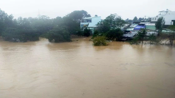 Hơn 1.000 nhà dân hạ du sông Hà Thanh (thuộc TP Quy Nhơn, tỉnh Bình Định) bị ngập lụt