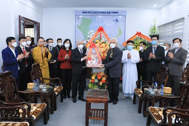 Chủ tịch Ủy ban TƯ MTTQ Việt Nam Đỗ Văn Chiến tặng hoa chúc mừng Giáng sinh Tòa Giám mục Giáo phận Bắc Ninh