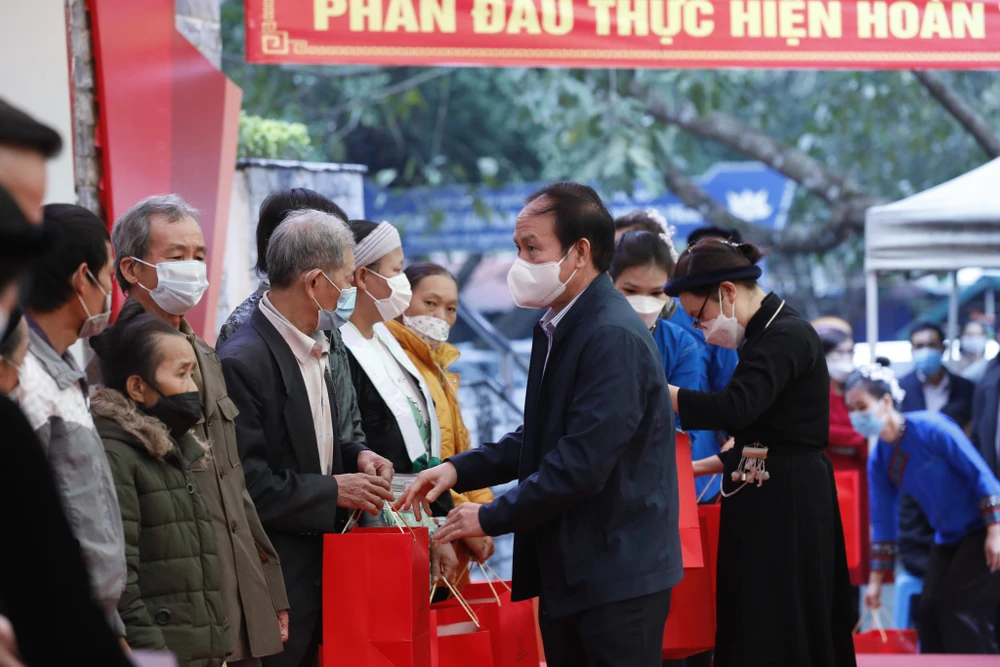 Đại diện Ủy ban Trung ương MTTQ Việt Nam tặng quà cho đối tượng khó khăn