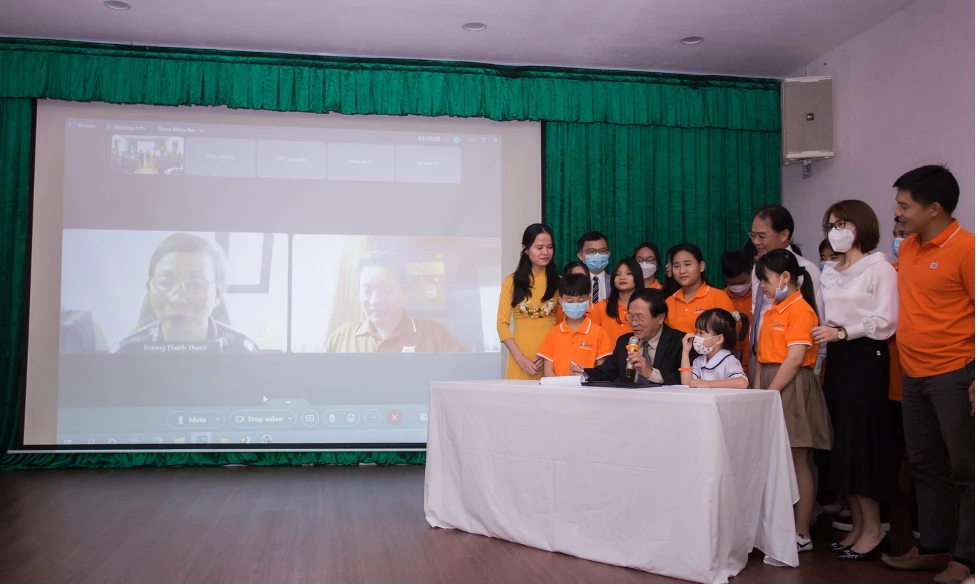 Các em học sinh cùng chứng kiến nghi thức ký kết giữa Trường Hy Vọng và Trường Đại học Phan Châu Trinh
