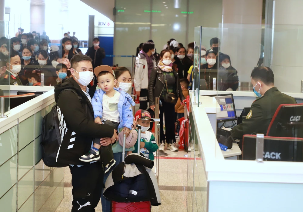 Công dân Việt Nam về tới sân bay Nội Bài. Ảnh: QUANG PHÚC