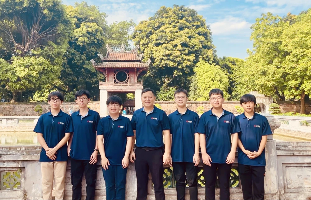 GS Lê Anh Vinh (giữa) cùng 6 thành viên đội tuyển Toán của Việt Nam