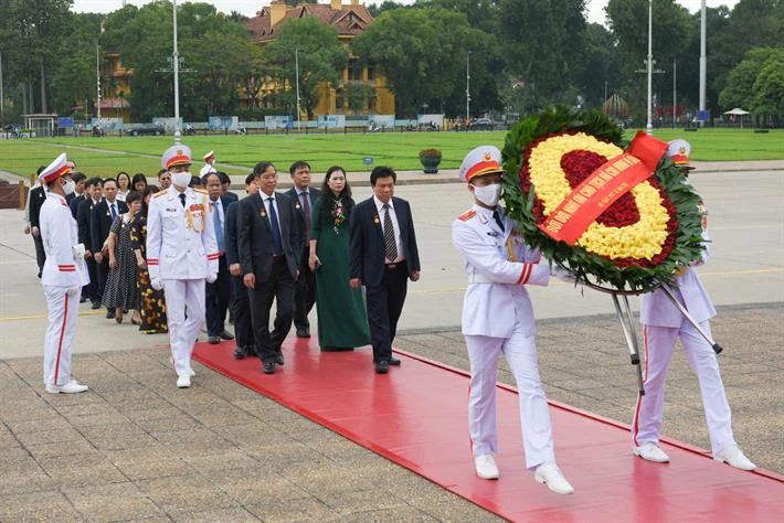 Đoàn lãnh đạo Bộ GD-ĐT viếng Lăng Chủ tịch Hồ Chí Minh, báo công dâng Bác
