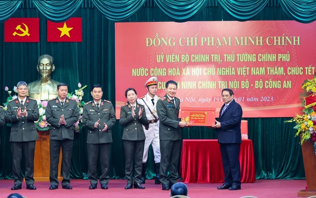 Thủ tướng Phạm Minh Chính tặng quà cán bộ, chiến sĩ Cục An ninh chính trị nội bộ. Ảnh: VIẾT CHUNG