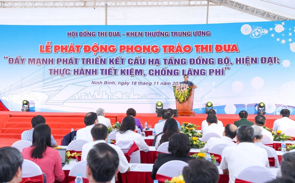 Thủ tướng Phạm Minh Chính phát động phong trào thi đua đẩy mạnh phát triển kết cấu hạ tầng đồng bộ, hiện đại. Ảnh: VIẾT CHUNG