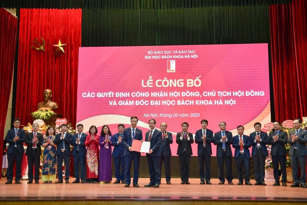 Bộ trưởng Nguyễn Kim Sơn trao quyết định công nhận Hội đồng Đại học Đại học Bách khoa Hà Nội nhiệm kỳ 2020-2025