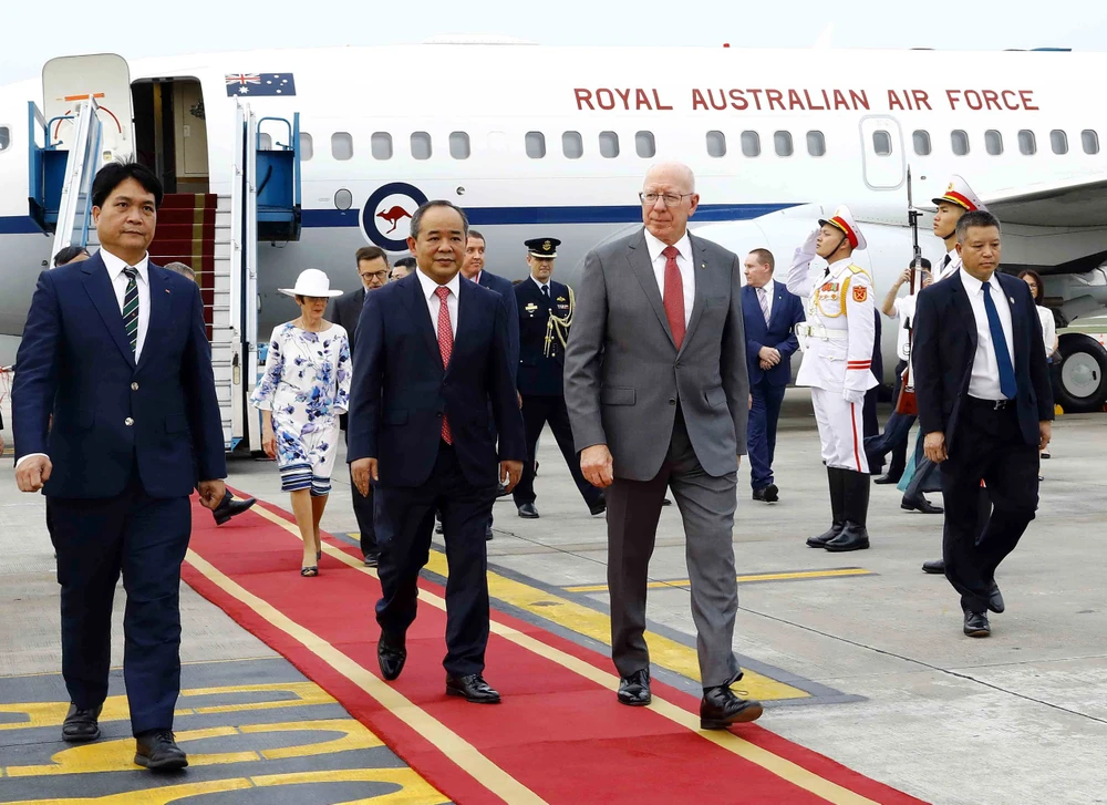 Chủ nhiệm Văn phòng Chủ tịch nước Lê Khánh Hải đón Toàn quyền David Hurley và đoàn đại biểu cấp cao Australia tại sân bay quốc tế Nội Bài, Hà Nội. Ảnh: VIẾT CHUNG