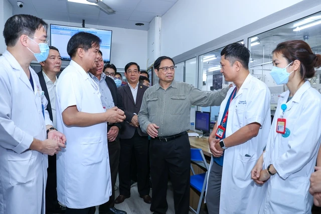 Thủ tướng lắng nghe ý kiến và động viên các y bác sĩ Trung tâm Cấp cứu A9- Bệnh viện Bạch Mai. Ảnh: VIẾT CHUNG 