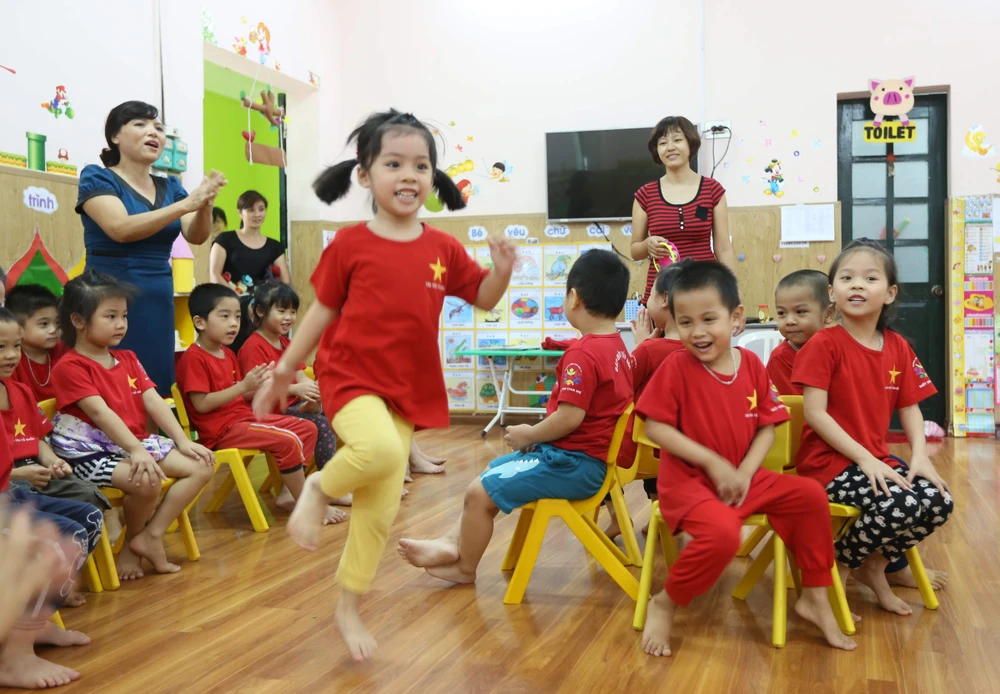 Giáo viên dạy trẻ tại Trường mầm non May 10, quận Long Biên, Hà Nội. Ảnh: QUANG PHÚC