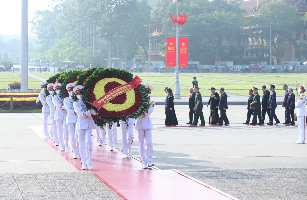 Các đồng chí lãnh đạo, nguyên lãnh đạo Đảng, Nhà nước đặt vòng hoa và vào Lăng viếng Chủ tịch Hồ Chí Minh. Ảnh: QUANG PHÚC
