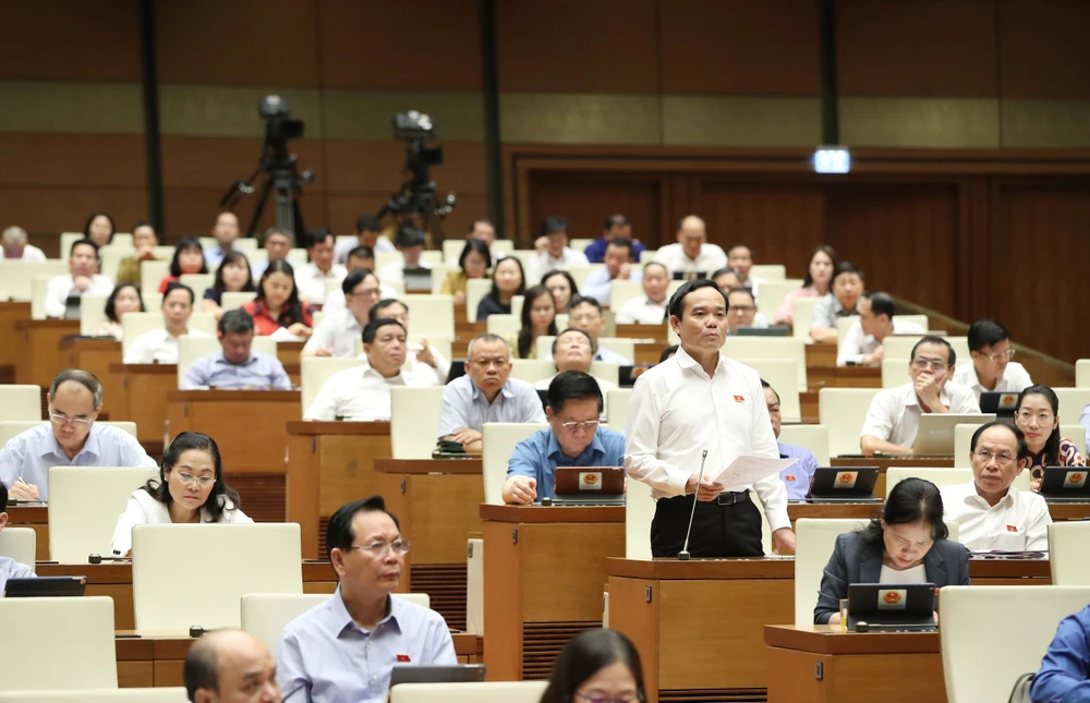 Phó Thủ tướng Trần Lưu Quang trả lời chất vấn sáng 7-6. Ảnh: QUANG PHÚC