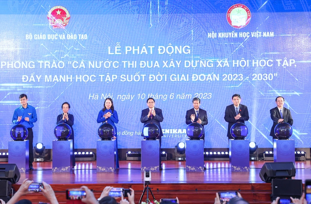  Thủ tướng Phạm Minh Chính và các đại biểu thực hiện nghi thức phát động phong trào. Ảnh: VIẾT CHUNG