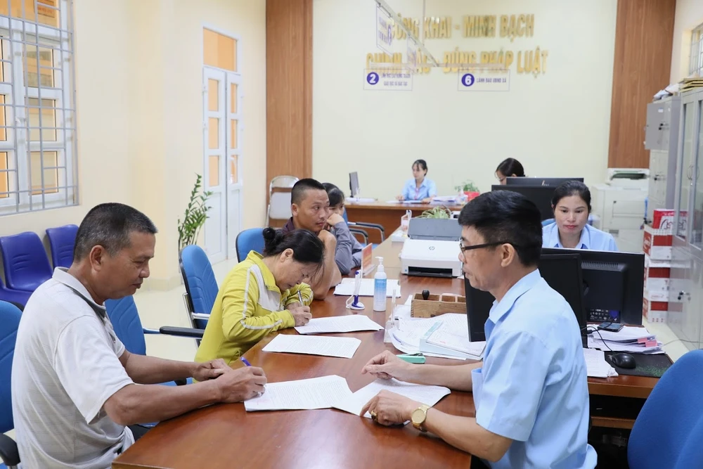 Giải quyết thủ tục hành chính một cửa tại xã Tân Bình, huyện Đầm Hà, tỉnh Quảng Ninh. Ảnh: QUANG PHÚC