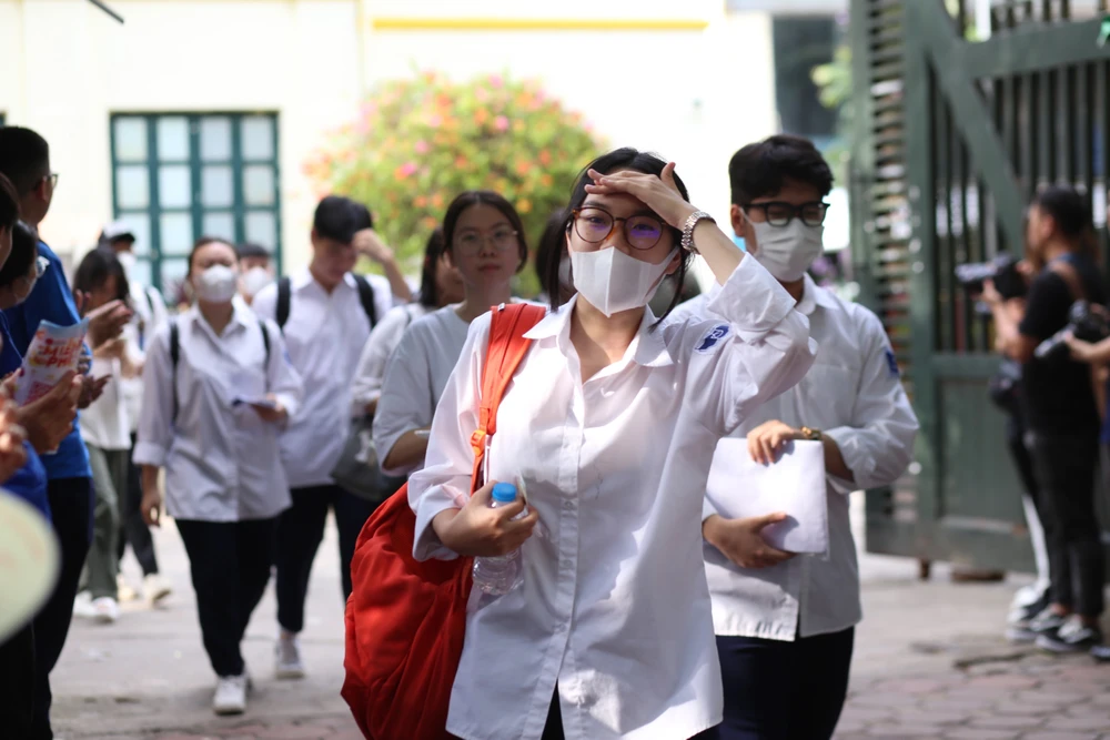 Thí sinh kết thúc buổi thi môn Toán tại trường THPT Phan Đình Phùng, Hà Nội: Ảnh: HOÀNG DƯỠNG