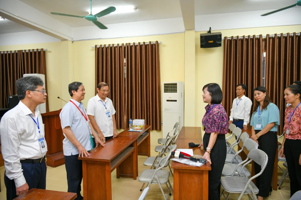 Bộ trưởng trao đổi với các thầy cô giáo đang làm nhiệm vụ tại Điểm thi Trường THPT Yên Mỹ, Hưng Yên