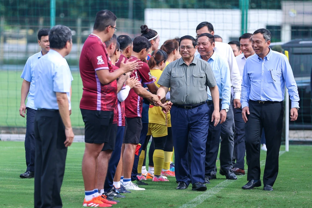 Thủ tướng cùng các thành viên đội tuyển bóng đá nữ quốc gia Việt Nam. Ảnh: VIẾT CHUNG