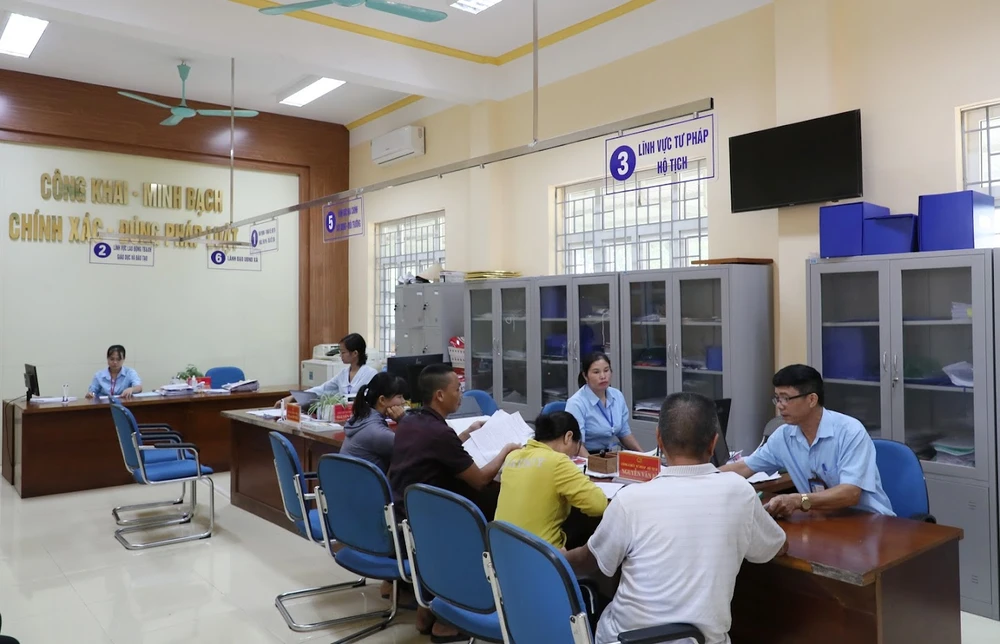 Giải quyết thủ tục hành chính 1 cửa tại xã Tân Bình, huyện Đầm Hà, tỉnh Quảng Ninh. Ảnh: QUANG PHÚC