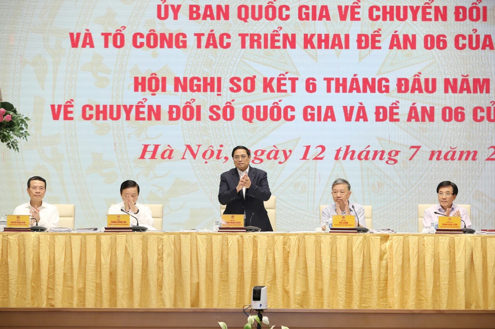 Thủ tướng Phạm Minh Chính, Chủ tịch Ủy ban quốc gia về chuyển đổi số chủ trì hội nghị. Ảnh: QUANG PHÚC