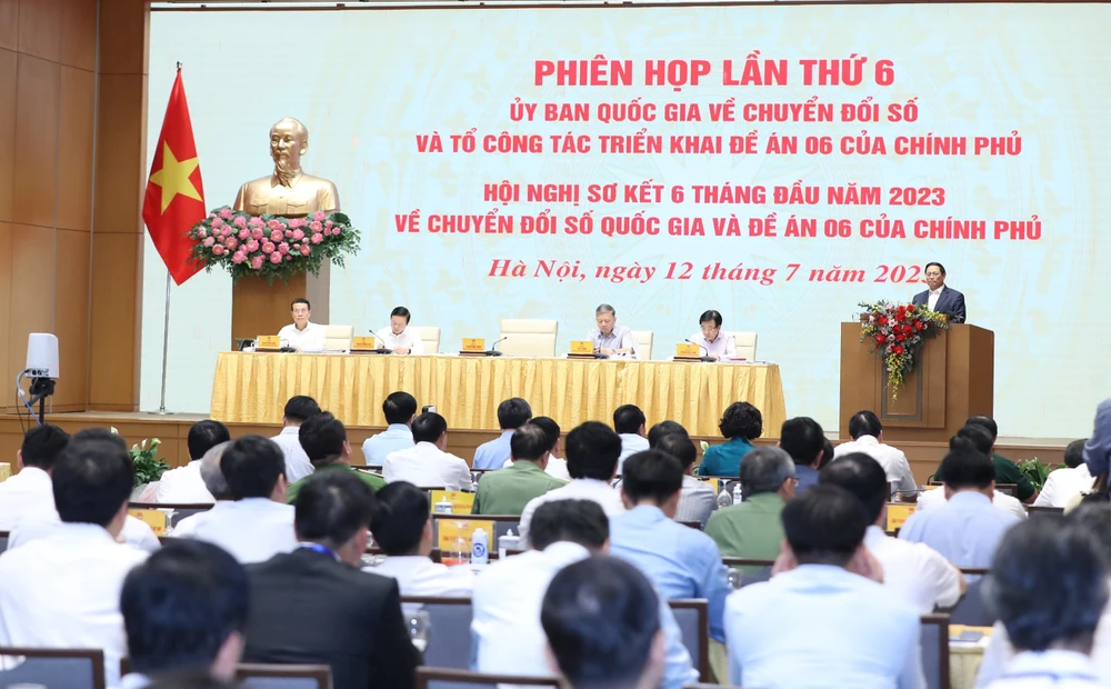 Thủ tướng Phạm Minh Chính chủ trì hội nghị sơ kết 6 tháng đầu năm 2023 về chuyển đổi số quốc gia. Ảnh: QUANG PHÚC