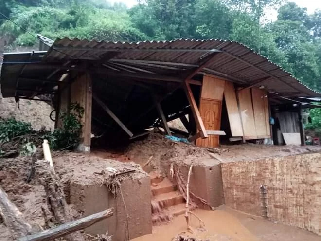 Một ngôi nhà của người dân Mù Cang Chải (Yên Bái) bị đất đá sạt lở, tràn vào