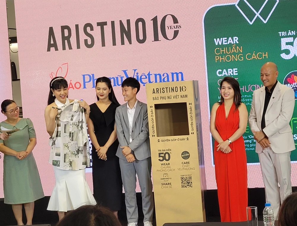 Diễn viên Thanh Hương ủng hộ chiếc áo của vai Luyến trong phim “Cuộc đời vẫn đẹp sao” cho quỹ Mottainai