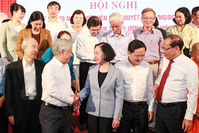 Đồng chí Trương Thị Mai cùng các đại biểu tham dự hội nghị