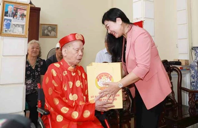Chủ tịch Ủy ban MTTQ Việt Nam thành phố Nguyễn Lan Hương tặng quà cụ Nguyễn Thế Hạng.
