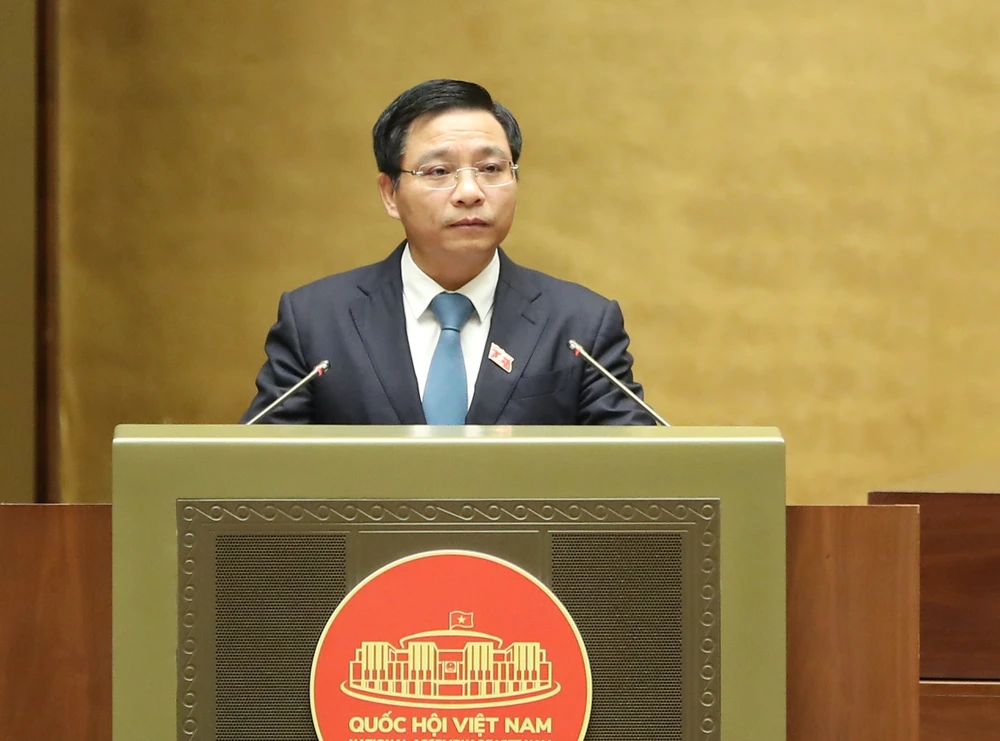 Bộ trưởng Bộ GTVT Nguyễn Văn Thắng trình bày tờ trình về dự án Luật Đường bộ, sáng 10-11. Ảnh: QUANG PHÚC