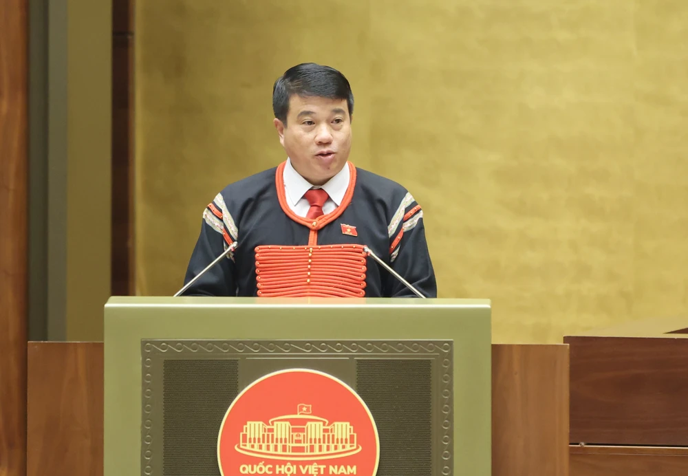 Chủ tịch Hội đồng Dân tộc của Quốc hội Y Thanh Hà Niê Kđăm trình bày báo cáo. Ảnh: QUANG PHÚC