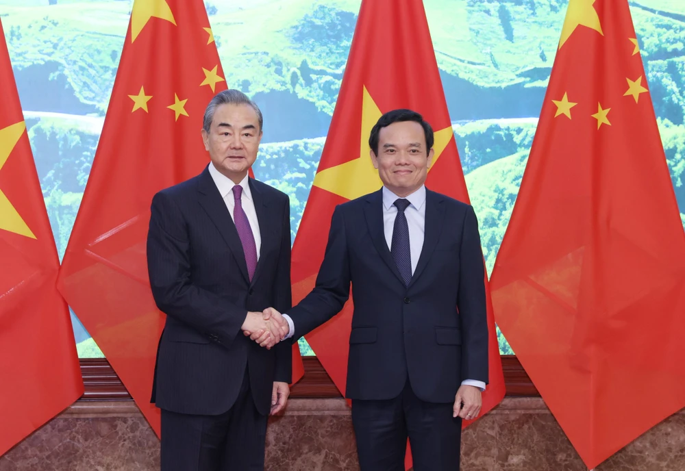 Phó Thủ tướng Trần Lưu Quang và Bộ trưởng Ngoại giao Trung Quốc Vương Nghị. Ảnh: QUANG PHÚC