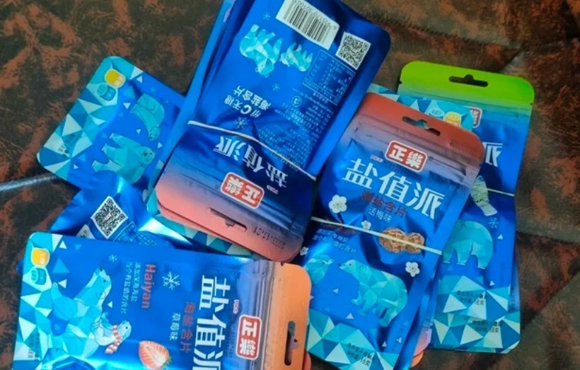 Nhiều loại kẹo không rõ nguồn gốc được bày bán ở cổng trường