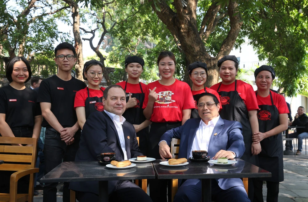 Hai Thủ tướng thưởng thức cà phê, ngắm đường phố Hà Nội. Ảnh: QUANG PHÚC