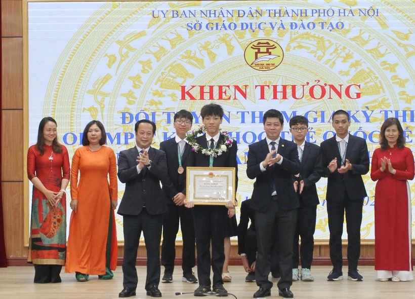 Trao bằng khen của UBND TP Hà Nội cho các thành viên đội tuyển Olympic khoa học trẻ quốc tế năm 2023.