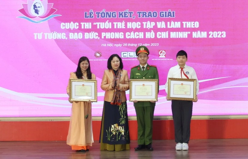 Bộ GD-ĐT trao bằng khen cho các thí sinh đoạt giải nhất