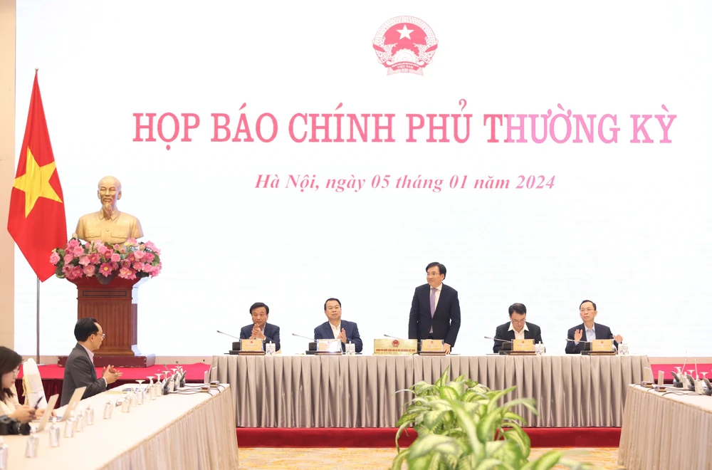 Bộ trưởng, Chủ nhiệm Văn phòng Chính phủ Trần Văn Sơn chủ trì và phát biểu tại cuộc họp báo Chính phủ thường kỳ, chiều 5-1. Ảnh QUANG PHÚC