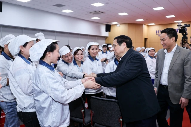 Thủ tướng Phạm Minh Chính đến thăm công nhân, người lao động tại Công ty Kefico. Ảnh: VIẾT CHUNG
