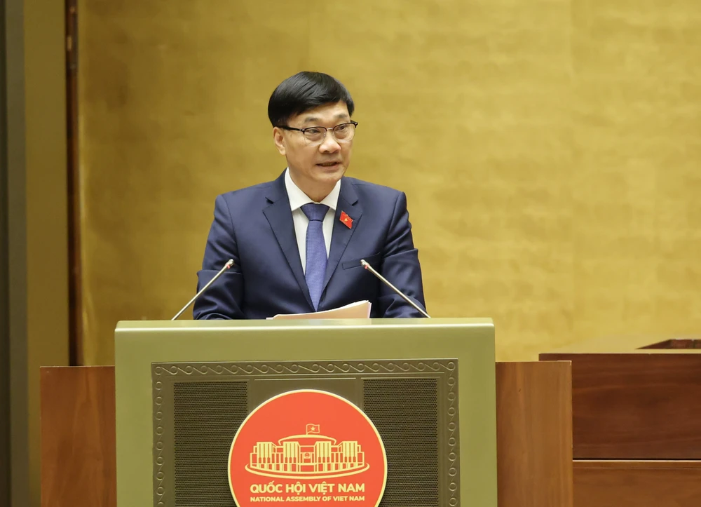 Chủ nhiệm Ủy ban Kinh tế của Quốc hội Vũ Hồng Thanh trình bày dự thảo luật. Ảnh: QUANG PHÚC