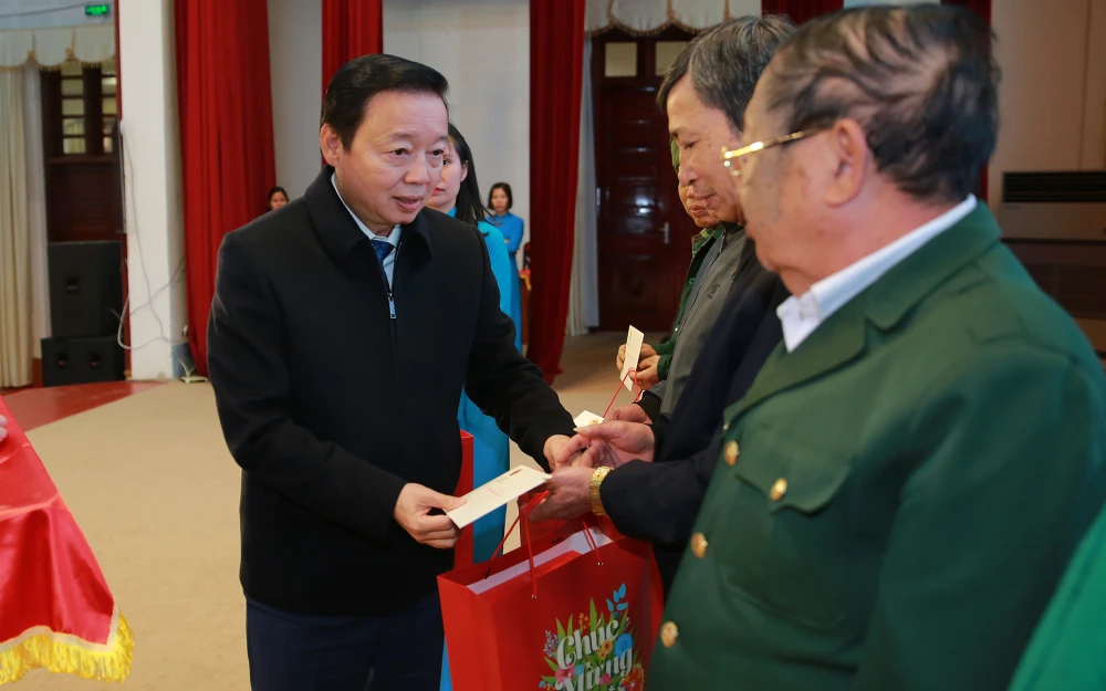 Phó Thủ tướng Trần Hồng Hà tặng quà Tết cho người có công của tỉnh Lai Châu