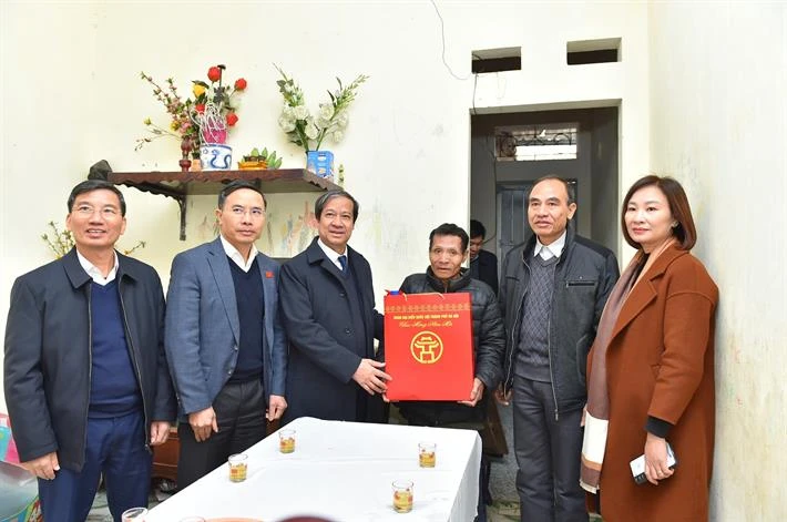 Bộ trưởng Nguyễn Kim Sơn tặng quà tết cho gia đình nghèo tại xã Vĩnh Quỳnh, huyện Thanh Trì