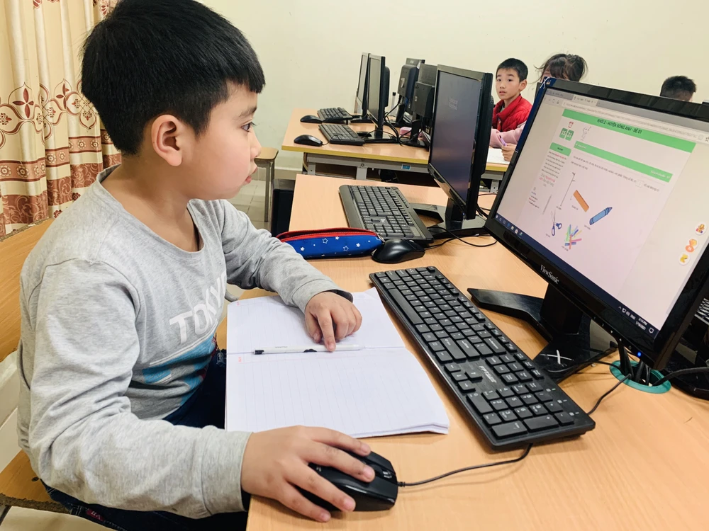 Học sinh Việt Nam tích cực học tập trực tuyến