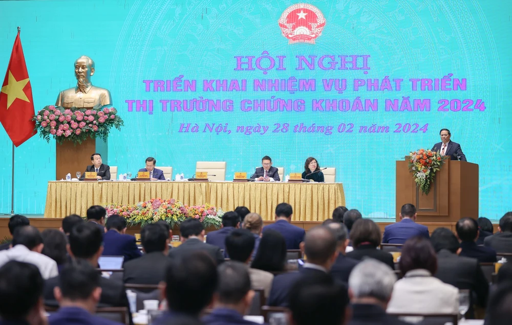 Thủ tướng Phạm Minh Chính chủ trì và phát biểu tại Hội nghị triển khai nhiệm vụ phát triển thị trường chứng khoán năm 2024. Ảnh: VIẾT CHUNG