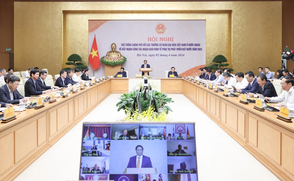 Thủ tướng Phạm Minh Chính chủ trì hội nghị với các trưởng cơ quan đại diện Việt Nam ở nước ngoài về đẩy mạnh công tác ngoại giao kinh tế phục vụ phát triển đất nước năm 2024. Ảnh: VIẾT CHUNG