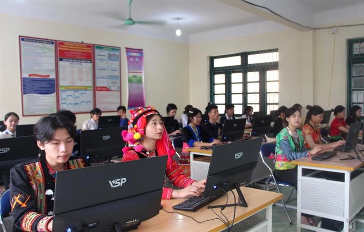 Học sinh Trường Phổ thông Dân tộc nội trú tỉnh Điện Biên học trong phòng máy tính do Bộ GD-ĐT tặng