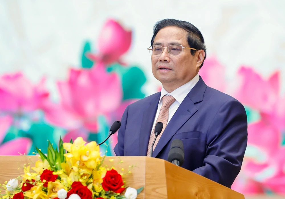 Thủ tướng Phạm Minh Chính phát biểu chúc mừng các đại biểu già làng, trưởng bản, nghệ nhân và người có uy tín tiêu biểu tại cuộc gặp mặt. Ảnh: VIẾT CHUNG